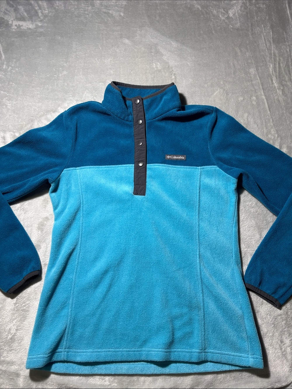 Columbia Women’s Two-Tone Blue Teal Snap Pullover